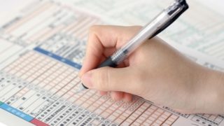 確定申告用紙に記入しているところ