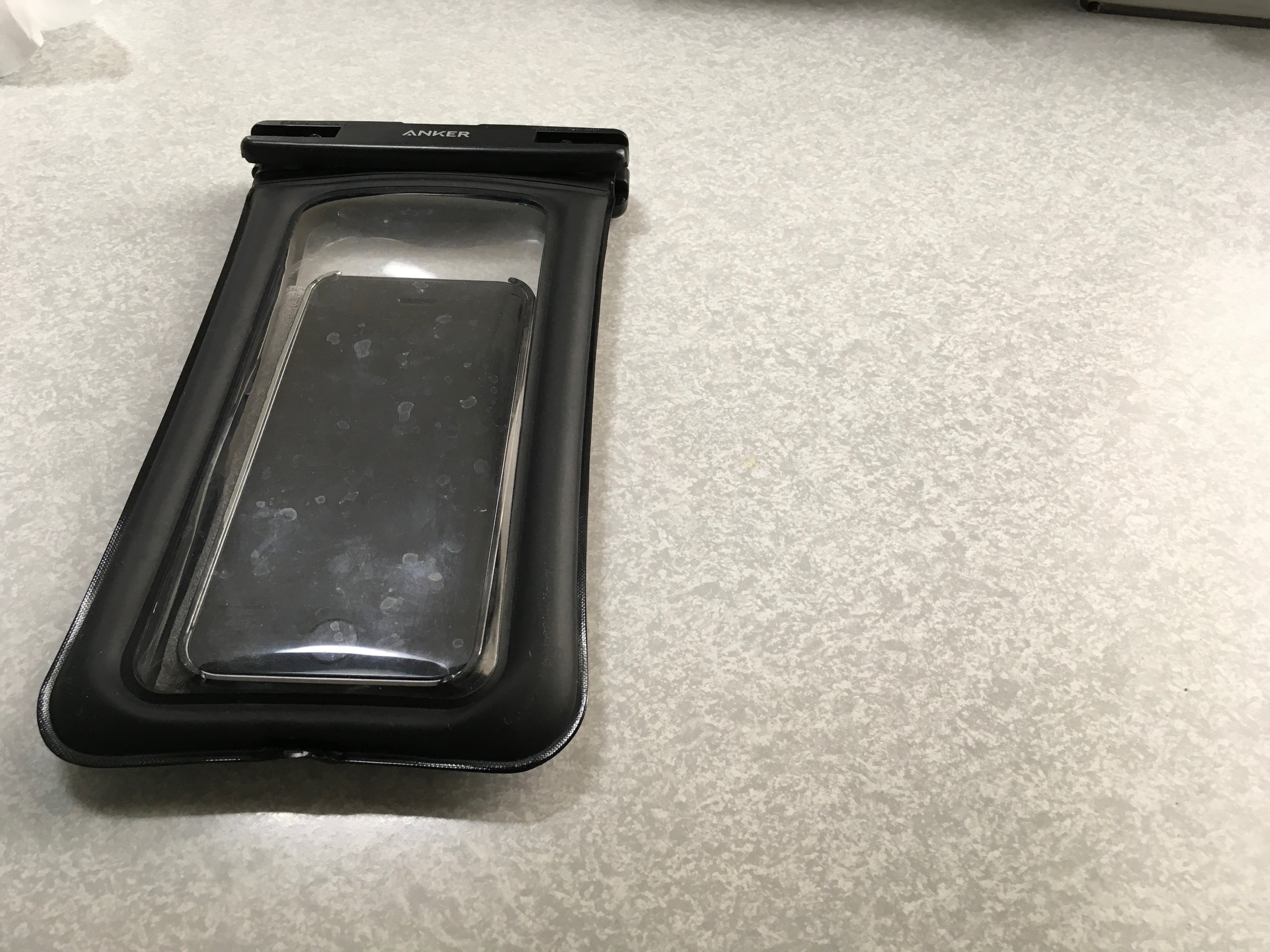 スマホ完全防水ケースにスマホを入れたところ