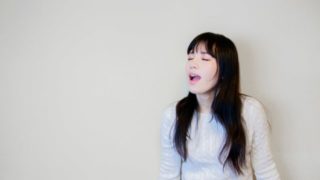 騒音で思わず歌い出す女性