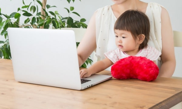 子どもを抱っこしながらのPC作業