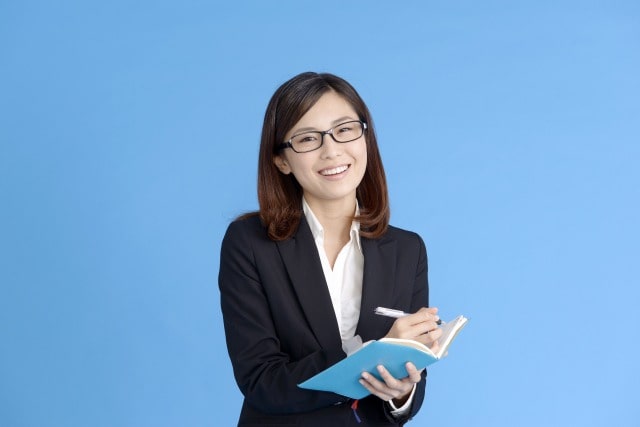 在宅秘書としてメモを取る女性