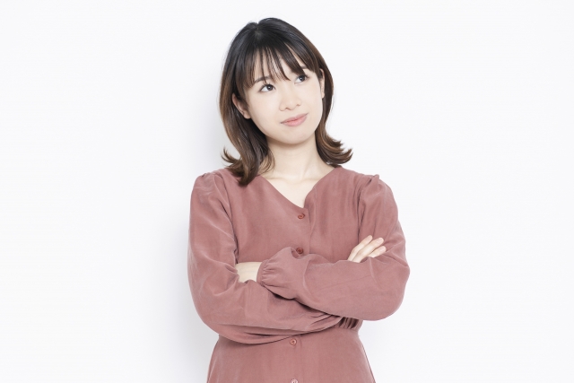 カーシェアについて考える女性