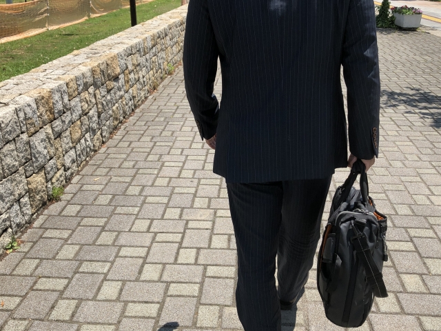 介護脱毛について考えながら歩く男性