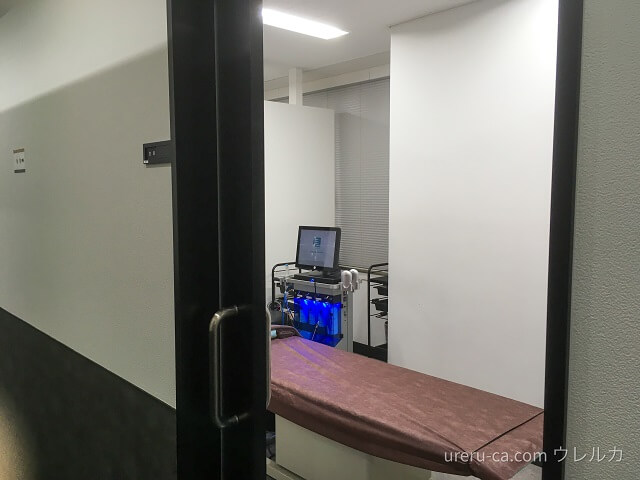 ゴリラクリニック大阪心斎橋院の施術室に入る瞬間の撮影