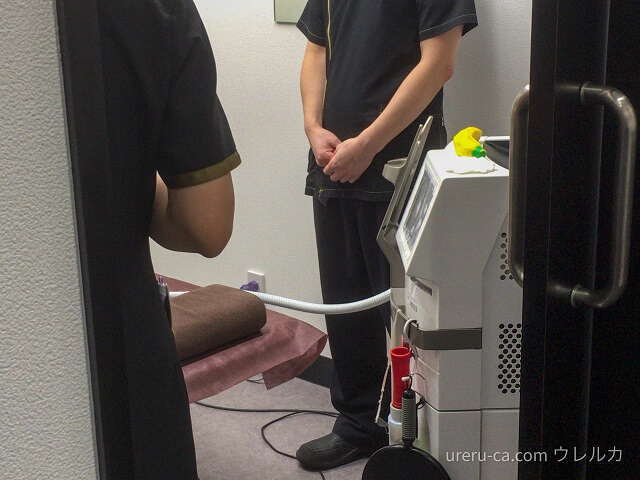 ゴリラクリニック大阪心斎橋院の施術室で照射の準備をする看護師さんたち