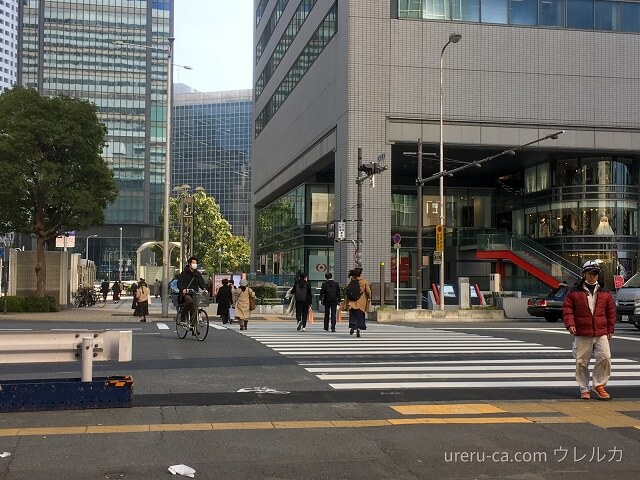 メンズリゼ大阪梅田に行くために大阪駅前交差点を横断する