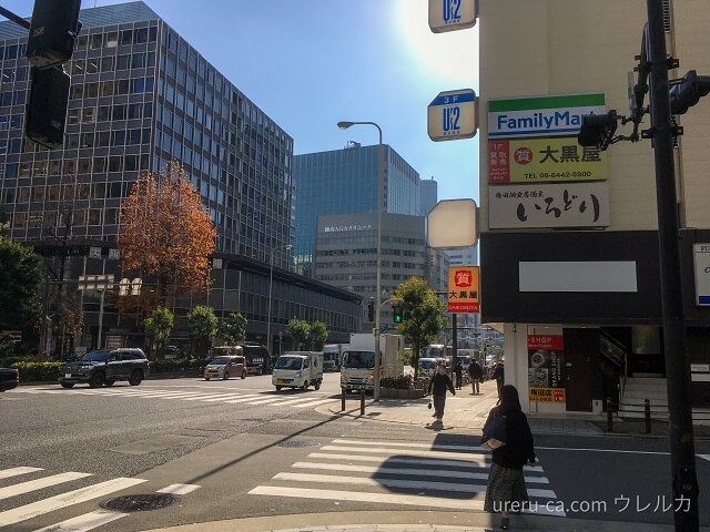 メンズリゼ大阪梅田の手前には大黒屋とファミリーマートがある