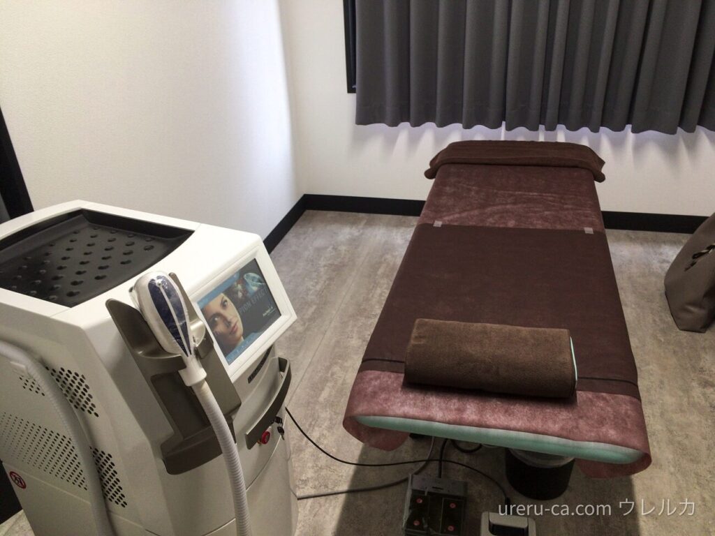 ゴリラクリニックの施術室は器械とベッドがあるシンプルなスタイル