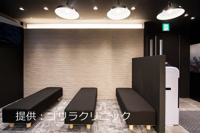 ゴリラクリニック名古屋栄院の待合室はベンチが3列並び
