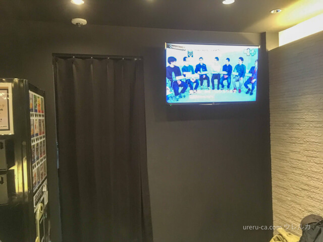 ゴリラクリニック名古屋栄院のモニターと自動販売機