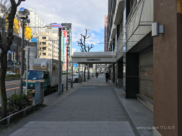 右に曲がると名古屋国際ホテルの入口が見える