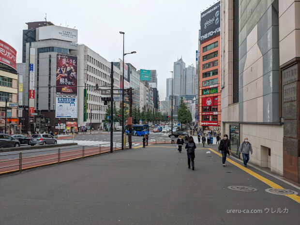 新宿駅からメンズジェニーに向かって歩くところ