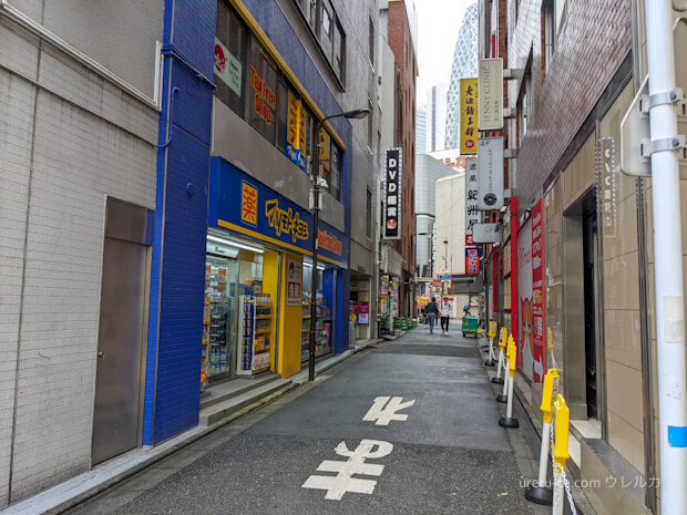 メンズジェニー新宿南口院は国際通りに向かって通りの右手にある