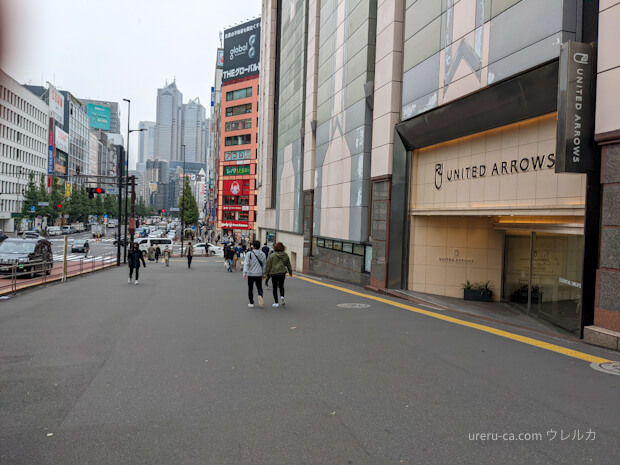 新宿駅南口を出て右に進むと見えるユナイテッドアローズ