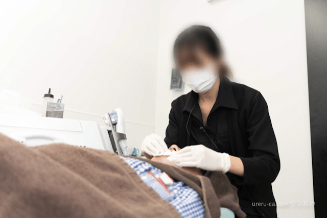 ゴリラクリニック渋谷院のクールビューティーな看護師さんが男性に施術をする