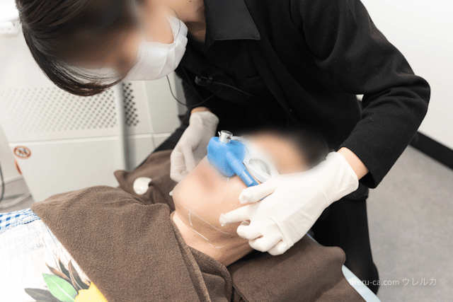 ゴリラクリニック渋谷院の看護師が男性患者に笑気ガス麻酔をセットする