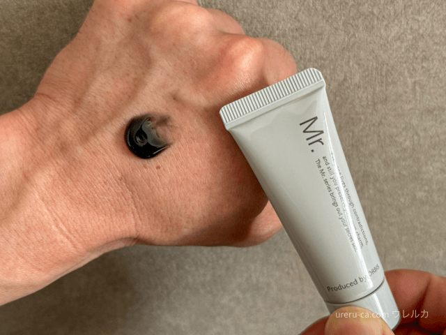 オルビスミスターディープクレンジングを手に取っているところ