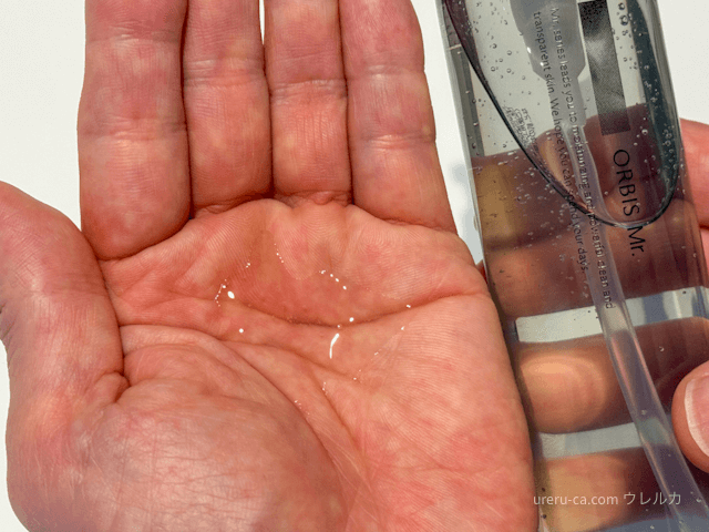 オルビスミスターエッセンスローション（化粧水）を手に取っているところ