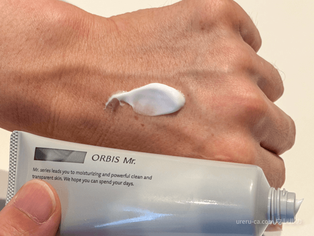 オルビスミスターモイスチャライジングクリームを手の甲に塗っているところ